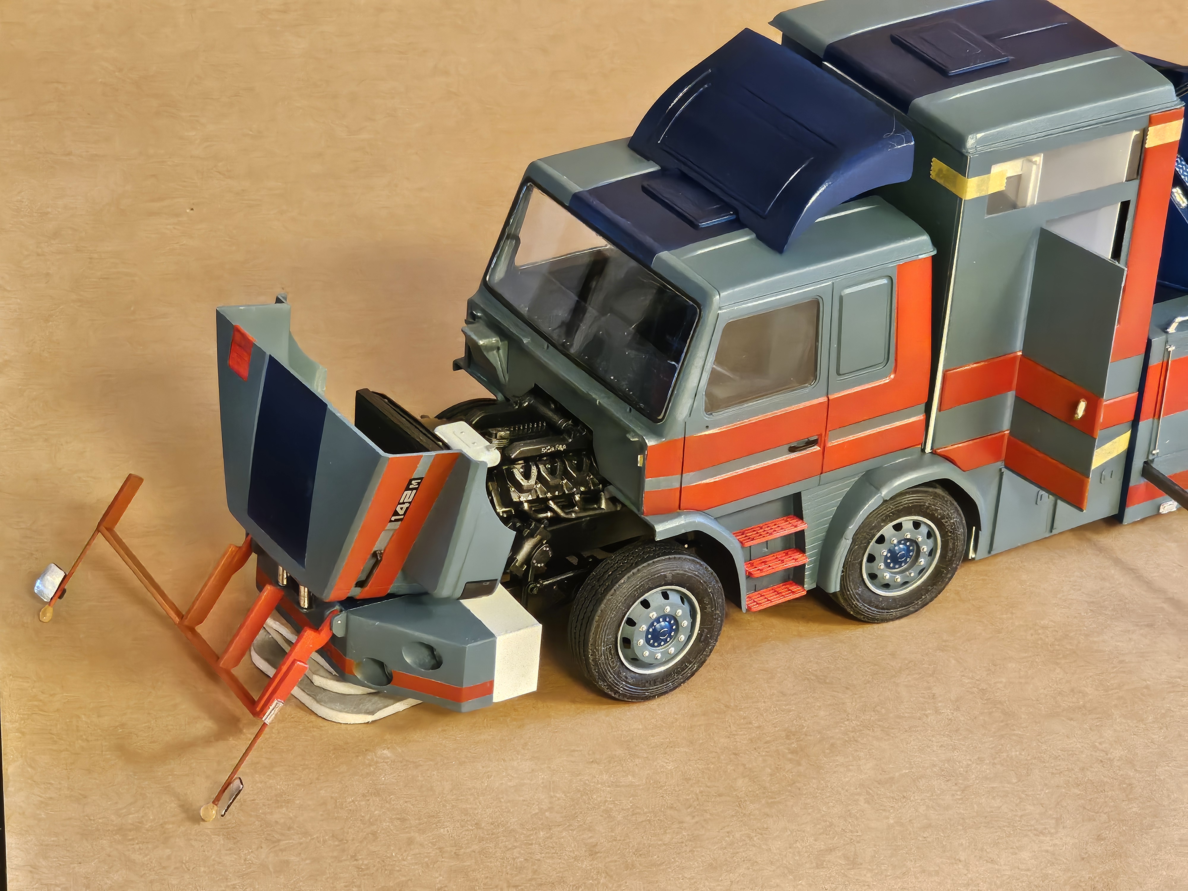 Tippad front och motorhuv.