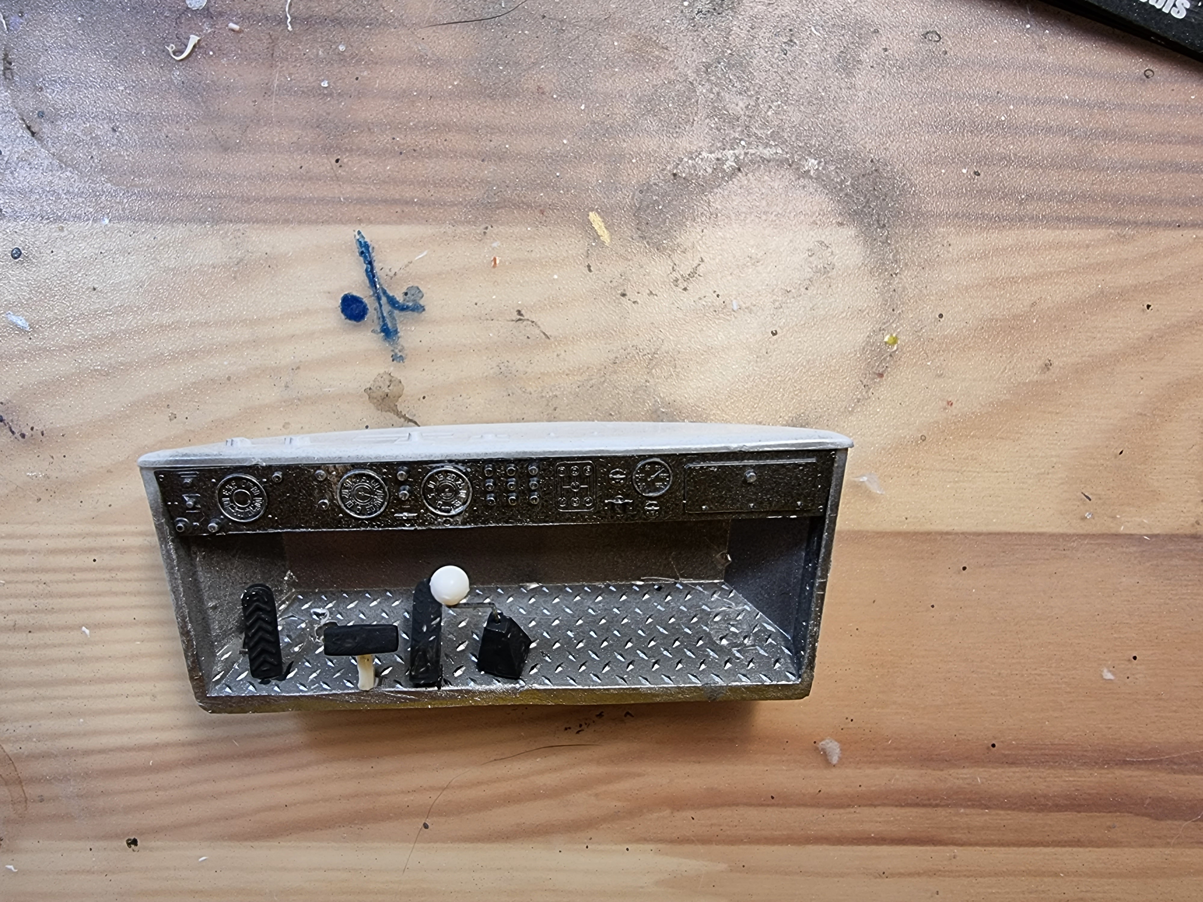 Främre del av inredning hytt med instrumentpanel