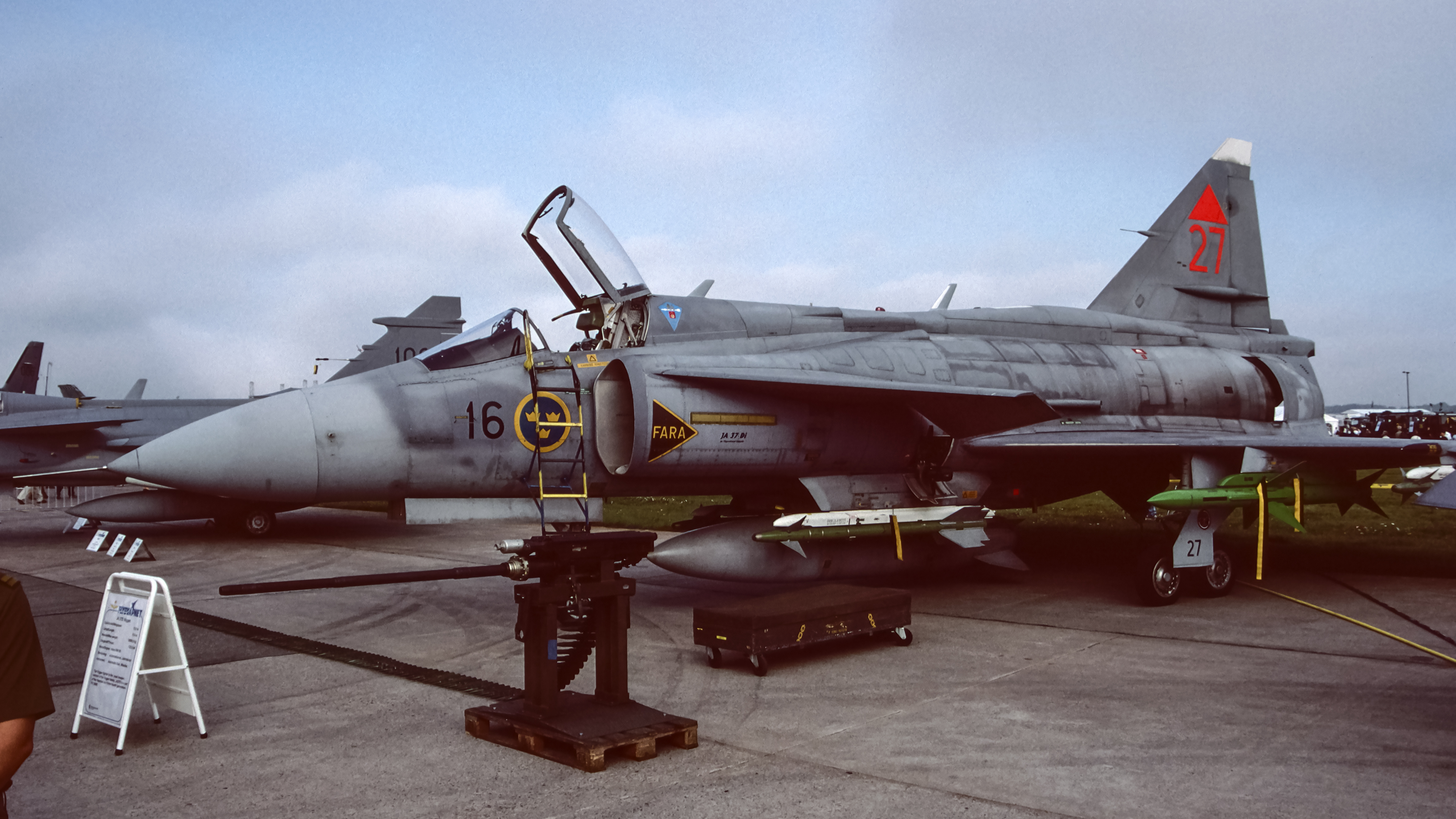 Saab JA 37 Viggen_27_f16.jpg