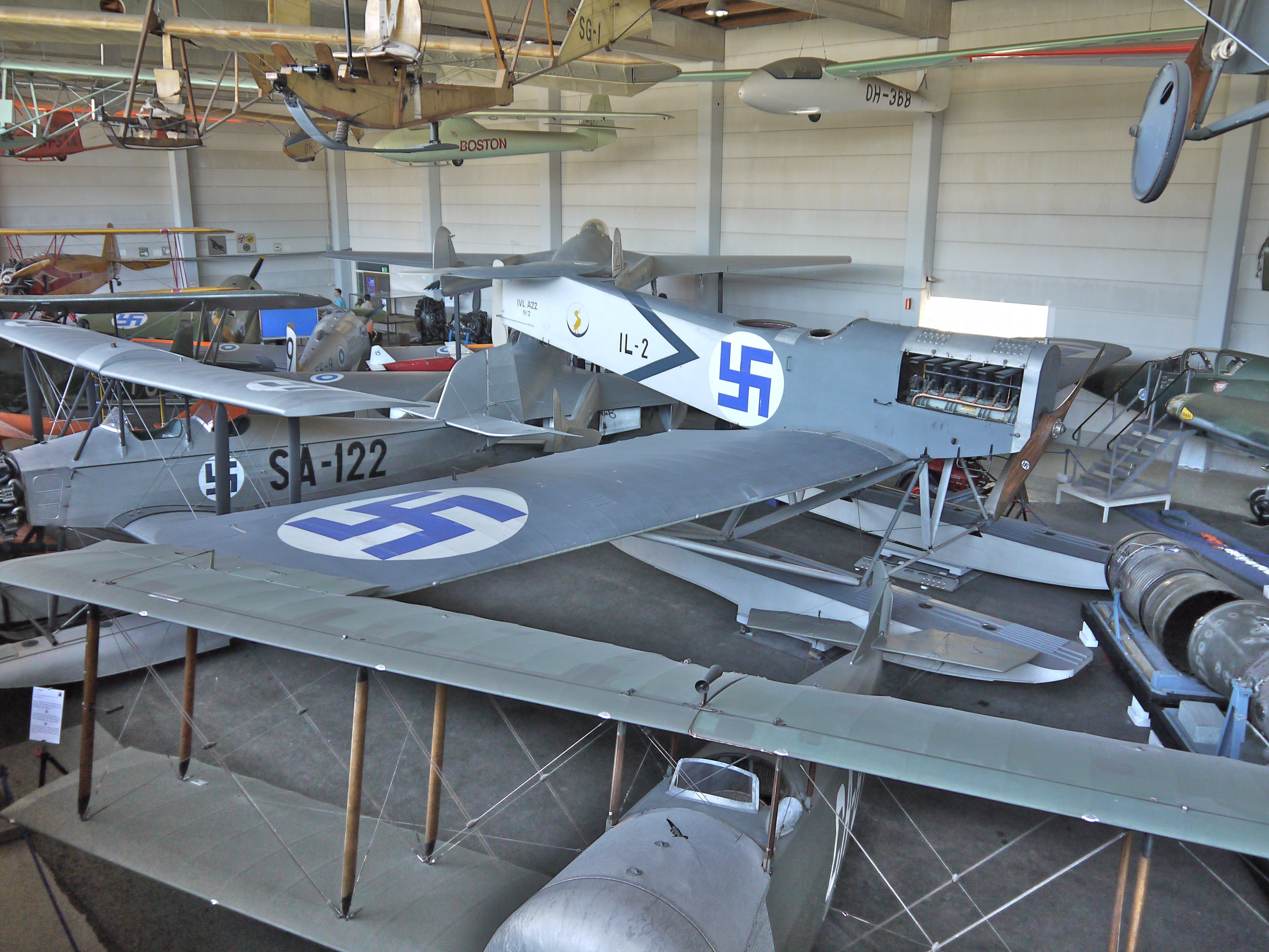 En hangar full med historiska finska flygplan