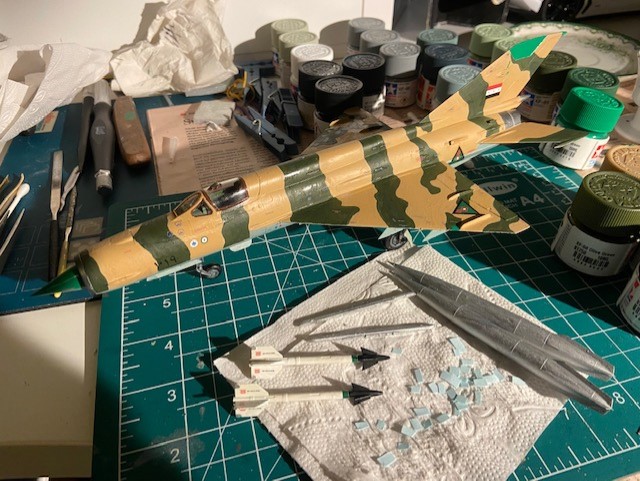 Mig-21 MF målad och med dekaler.jpg
