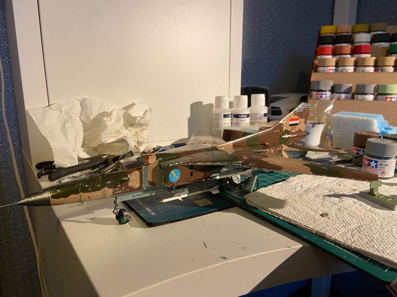 Mig-23 MS dekalerad, vädrad och beväpnad.jpg